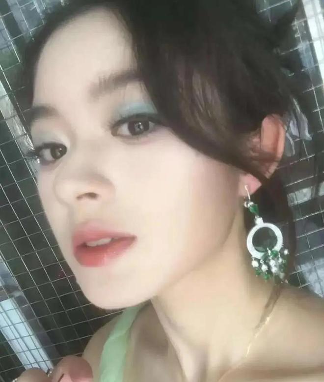 奶奶意外登上热搜一家人身份疑都不简单瓦力娱乐棋牌黄杨钿甜风波持续发酵！(图1)