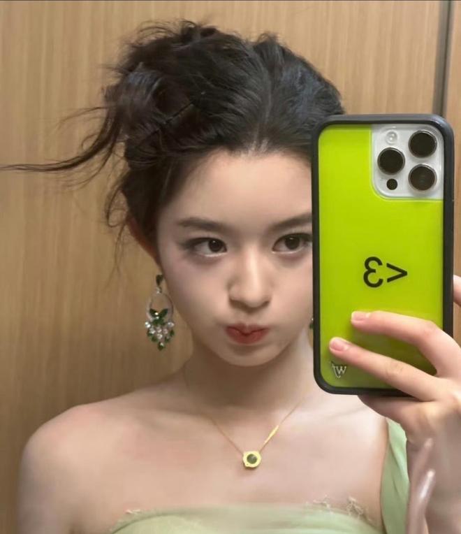 奶奶意外登上热搜一家人身份疑都不简单瓦力娱乐棋牌黄杨钿甜风波持续发酵！(图4)