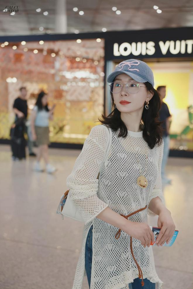 色衬衫搭高腰牛仔裤美的时髦又抢眼！瓦力棋牌陈数这气质真没得挑！穿粉(图2)