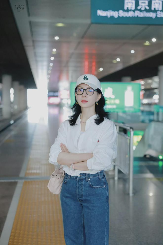 色衬衫搭高腰牛仔裤美的时髦又抢眼！瓦力棋牌陈数这气质真没得挑！穿粉(图7)