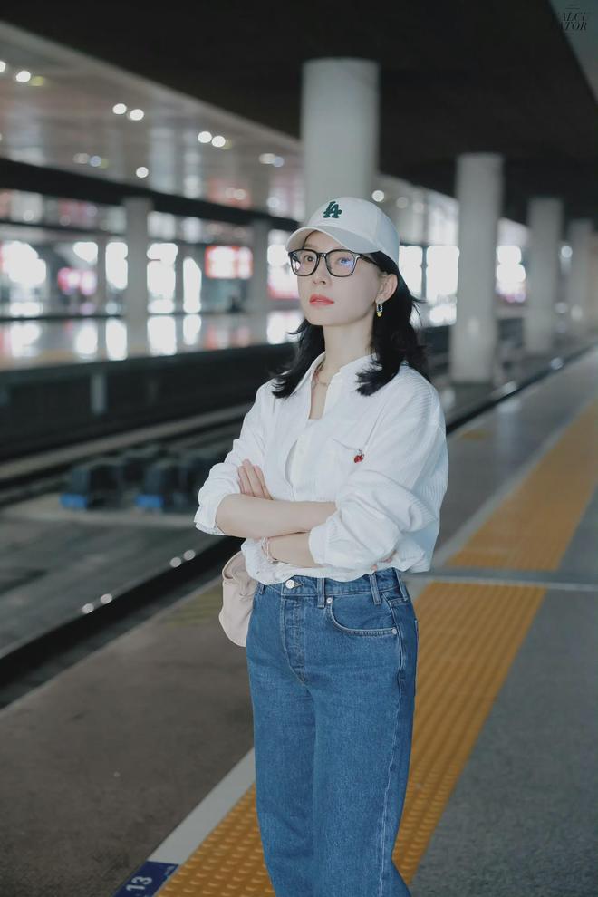 色衬衫搭高腰牛仔裤美的时髦又抢眼！瓦力棋牌陈数这气质真没得挑！穿粉(图6)