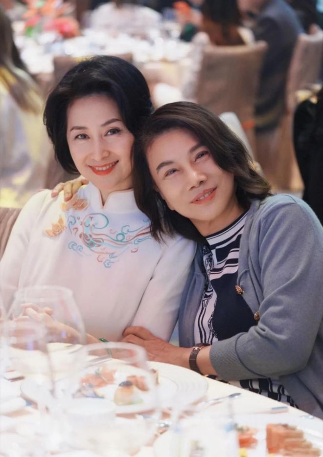 女性穿衣从不拖沓鞋子带跟显气场瓦利棋牌看