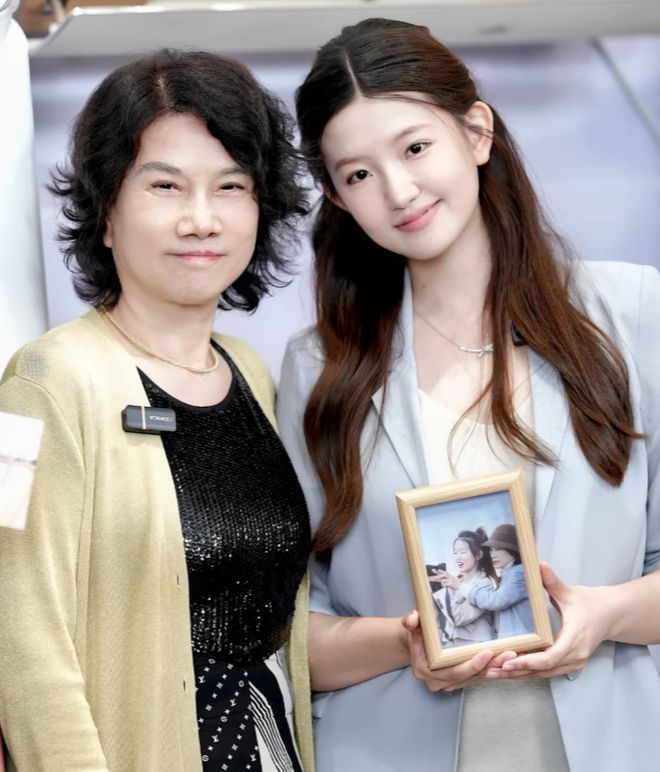 女性穿衣从不拖沓鞋子带跟显气场瓦利棋牌看他们穿搭才明白：成功(图10)