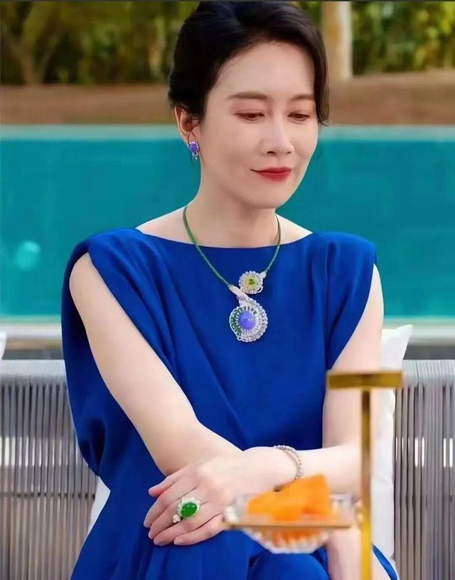 星个个天生富贵相穿衣高级时髦又优雅瓦力娱乐棋牌最适合演贵妇的4位女(图3)