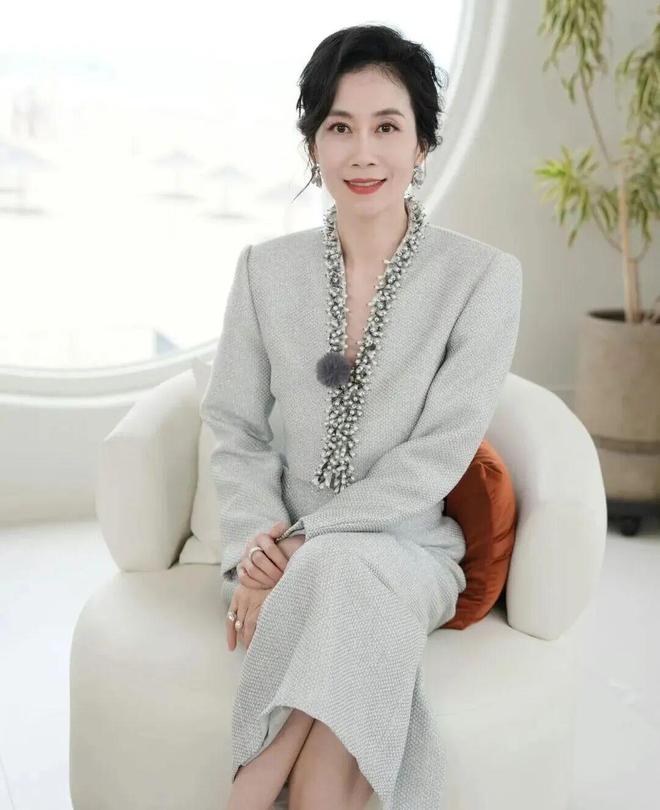 星个个天生富贵相穿衣高级时髦又优雅瓦力娱乐棋牌最适合演贵妇的4位女(图4)