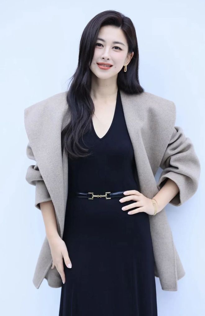 星个个天生富贵相穿衣高级时髦又优雅瓦力娱乐棋牌最适合演贵妇的4位女(图5)