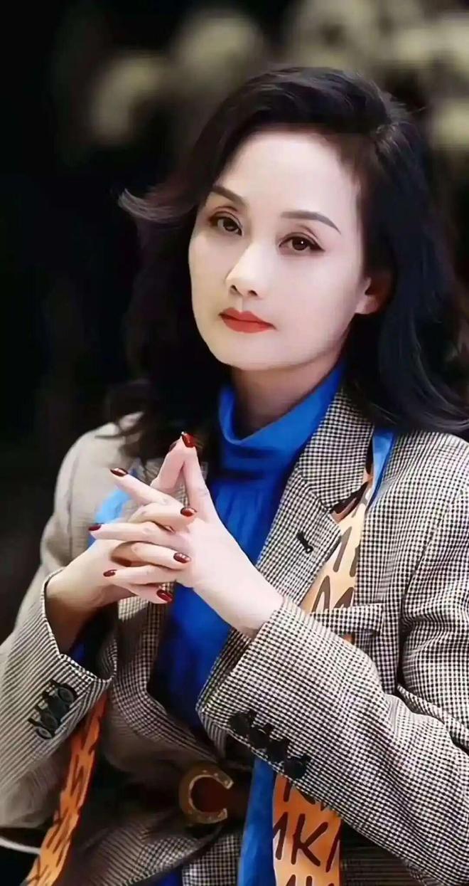 星个个天生富贵相穿衣高级时髦又优雅瓦力娱乐棋牌最适合演贵妇的4位女(图9)