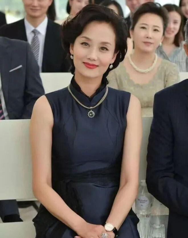 星个个天生富贵相穿衣高级时髦又优雅瓦力娱乐棋牌最适合演贵妇的4位女(图8)