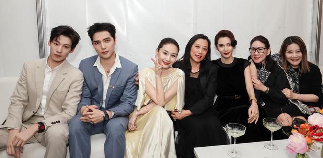 钰精致郑钦文露背朱珠美得无死角瓦力棋牌迪奥红毯生活图曝光杨采(图1)