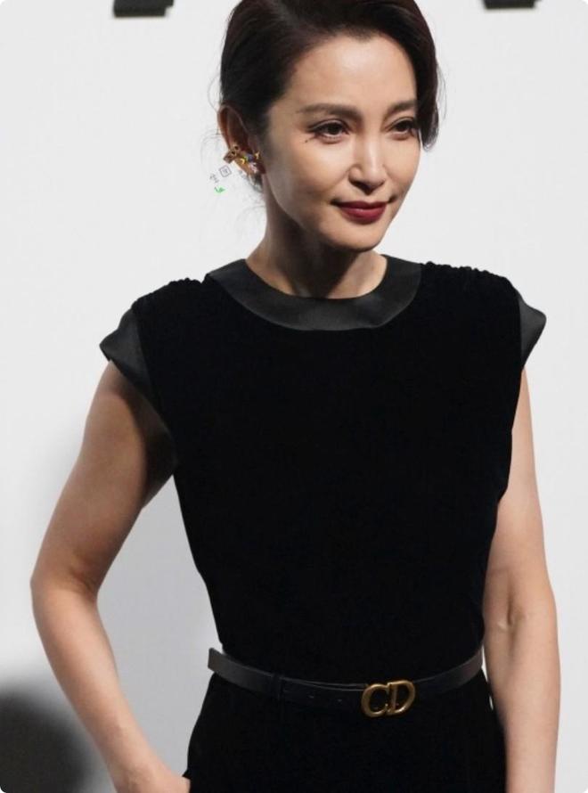 钰精致郑钦文露背朱珠美得无死角瓦力棋牌迪奥红毯生活图曝光杨采(图2)