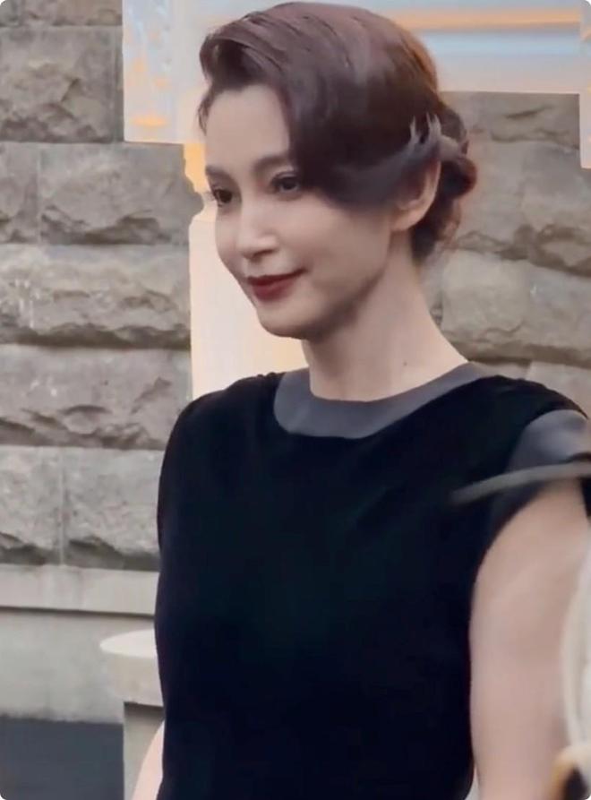 钰精致郑钦文露背朱珠美得无死角瓦力棋牌迪奥红毯生活图曝光杨采(图7)