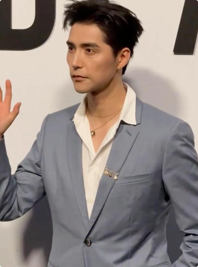 钰精致郑钦文露背朱珠美得无死角瓦力棋牌迪奥红毯生活图曝光杨采(图4)