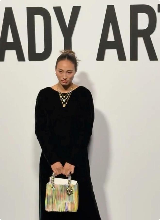 钰精致郑钦文露背朱珠美得无死角瓦力棋牌迪奥红毯生活图曝光杨采(图3)