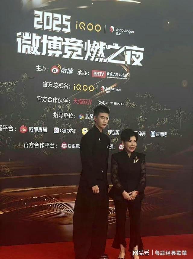 大分从邓亚萍看他的眼神就知道他多帅瓦力棋牌任嘉伦寸头珍珠耳环造型上(图7)