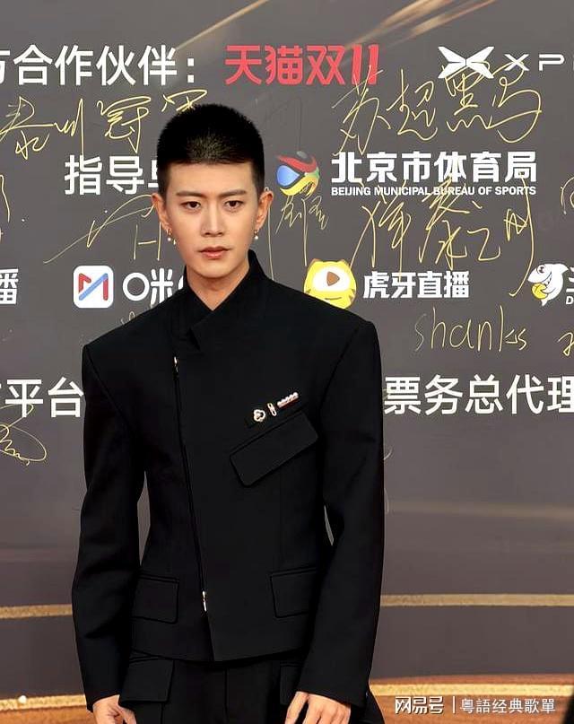 大分从邓亚萍看他的眼神就知道他多帅瓦力棋牌任嘉伦寸头珍珠耳环造型上(图5)