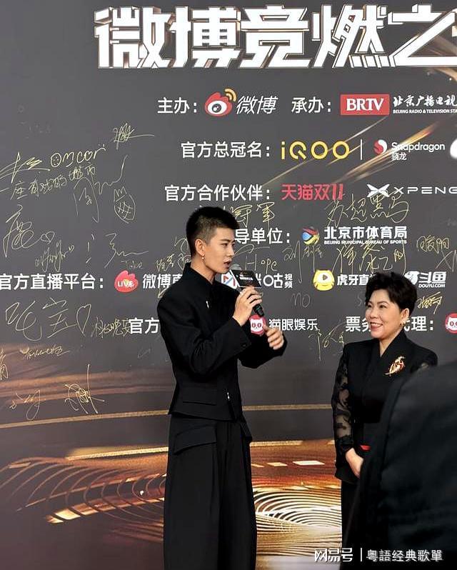 大分从邓亚萍看他的眼神就知道他多帅瓦力棋牌任嘉伦寸头珍珠耳环造型上(图3)