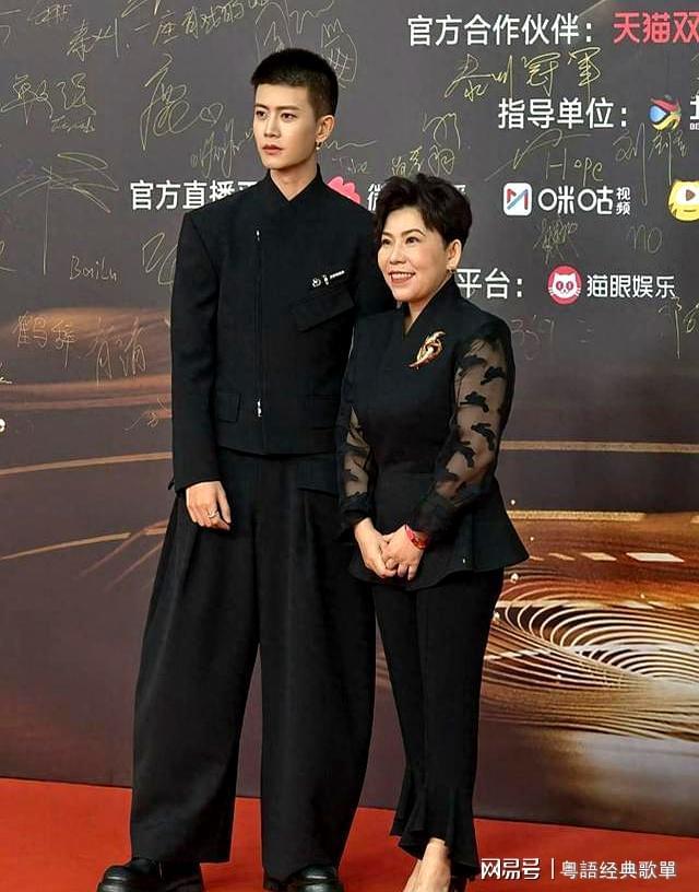 大分从邓亚萍看他的眼神就知道他多帅瓦力棋牌任嘉伦寸头珍珠耳环造型上(图2)