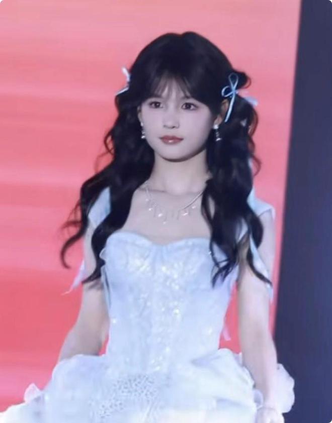 各个天生丽质颜值身材都不输内娱女星瓦力棋牌游戏短剧演员红毯：女演员们(图2)