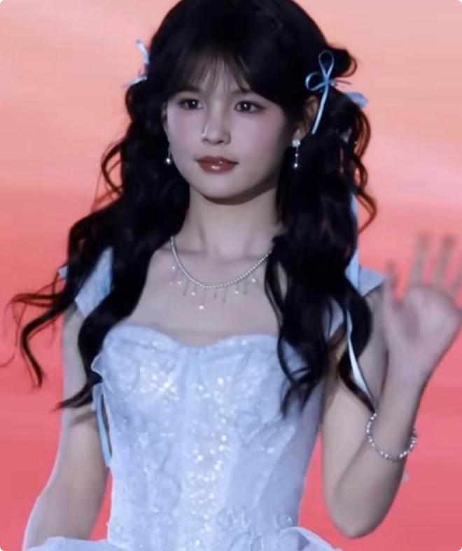 各个天生丽质颜值身材都不输内娱女星瓦力棋牌游戏短剧演员红毯：女演员们(图5)