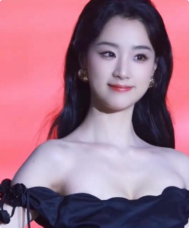 各个天生丽质颜值身材都不输内娱女星瓦力棋牌游戏短剧演员红毯：女演员们(图4)