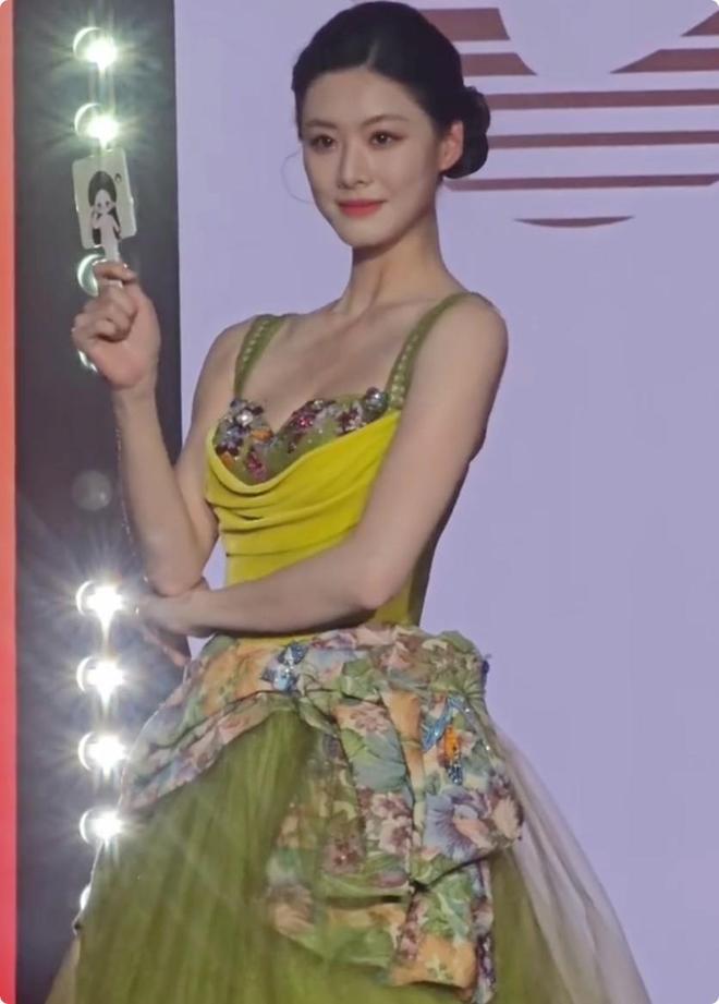 各个天生丽质颜值身材都不输内娱女星瓦力棋牌游戏短剧演员红毯：女演员们(图3)