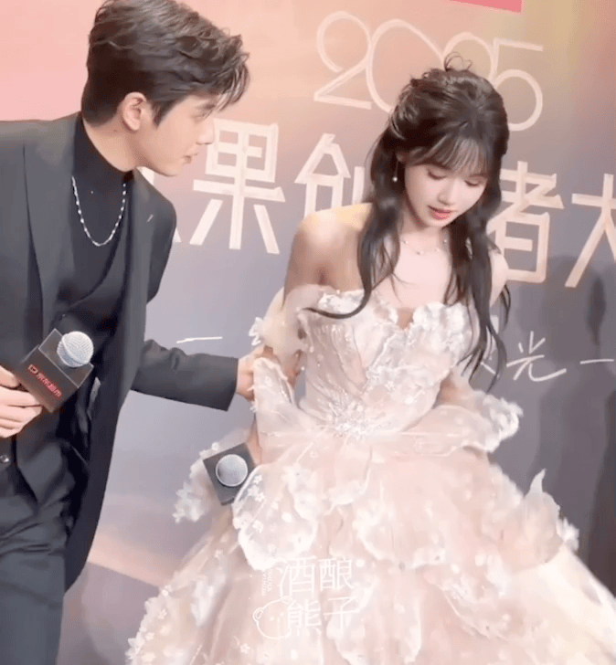 各个天生丽质颜值身材都不输内娱女星瓦力棋牌游戏短剧演员红毯：女演员们(图8)