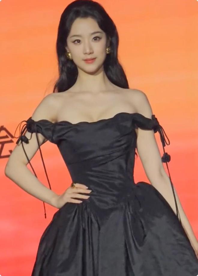 各个天生丽质颜值身材都不输内娱女星瓦力棋牌游戏短剧演员红毯：女演员们(图11)