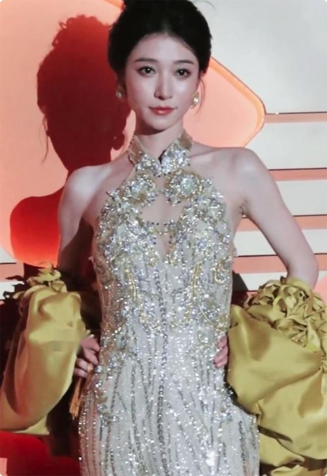 各个天生丽质颜值身材都不输内娱女星瓦力棋牌游戏短剧演员红毯：女演员们(图9)