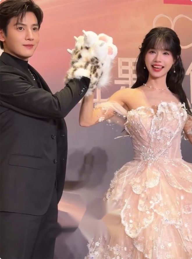 各个天生丽质颜值身材都不输内娱女星瓦力棋牌游戏短剧演员红毯：女演员们(图12)