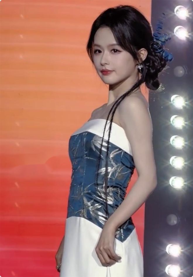 各个天生丽质颜值身材都不输内娱女星瓦力棋牌游戏短剧演员红毯：女演员们(图13)