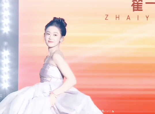 各个天生丽质颜值身材都不输内娱女星瓦力棋牌游戏短剧演员红毯：女演员们(图16)