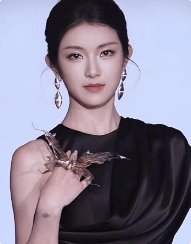 各个天生丽质颜值身材都不输内娱女星瓦力棋牌游戏短剧演员红毯：女演员们(图19)