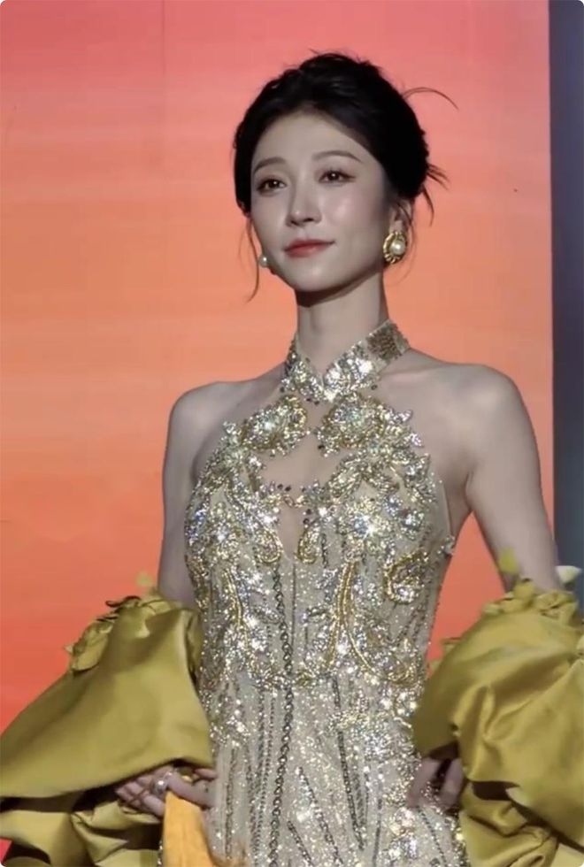 各个天生丽质颜值身材都不输内娱女星瓦力棋牌游戏短剧演员红毯：女演员们(图23)