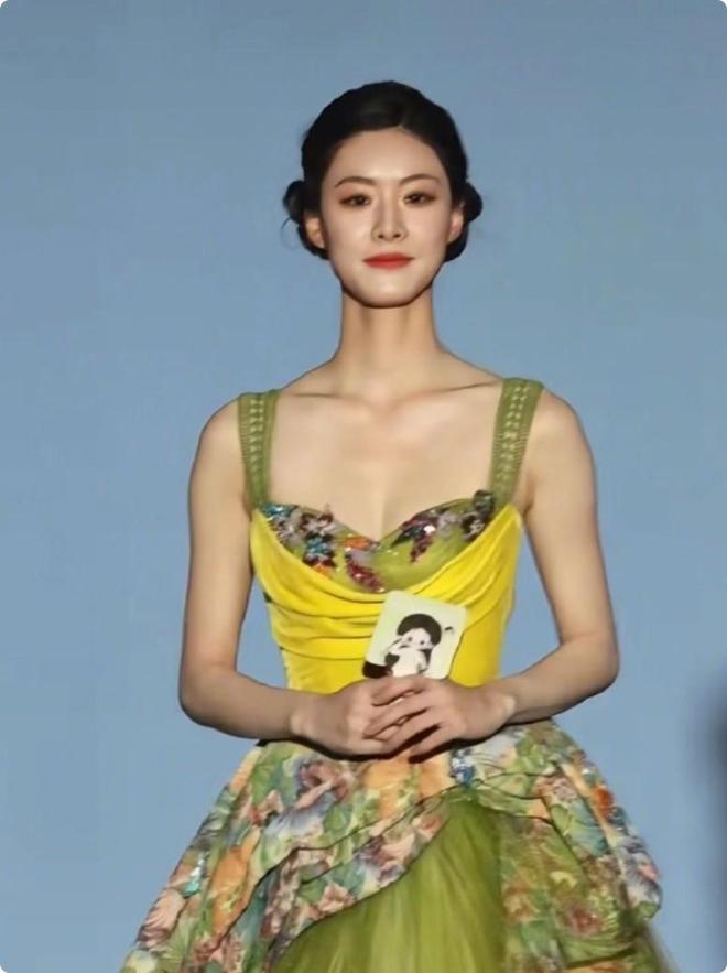 各个天生丽质颜值身材都不输内娱女星瓦力棋牌游戏短剧演员红毯：女演员们(图22)