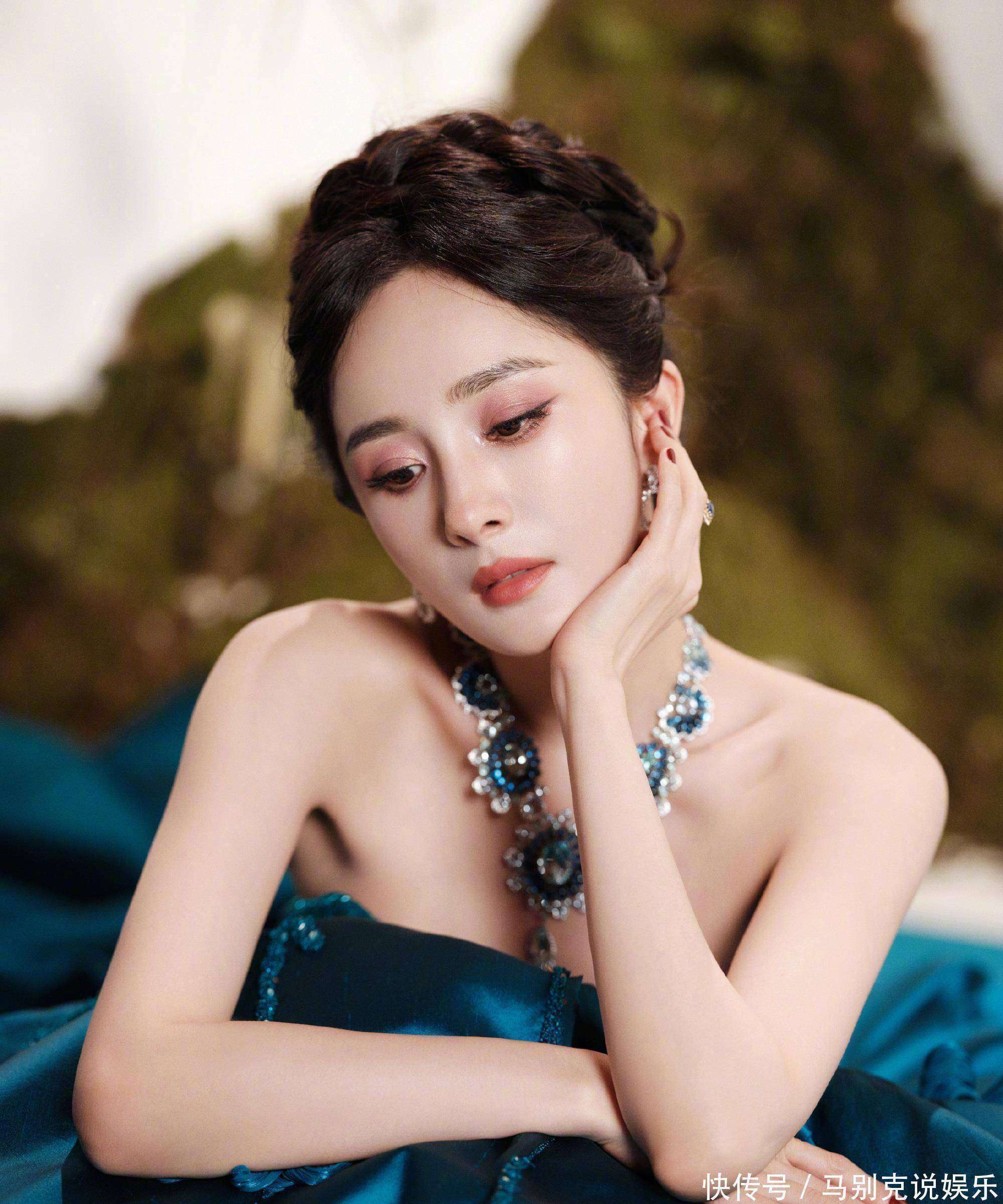 0斤蓝孔雀高定加身气场杀疯了瓦力棋牌游戏杨幂红毯封神！3(图2)