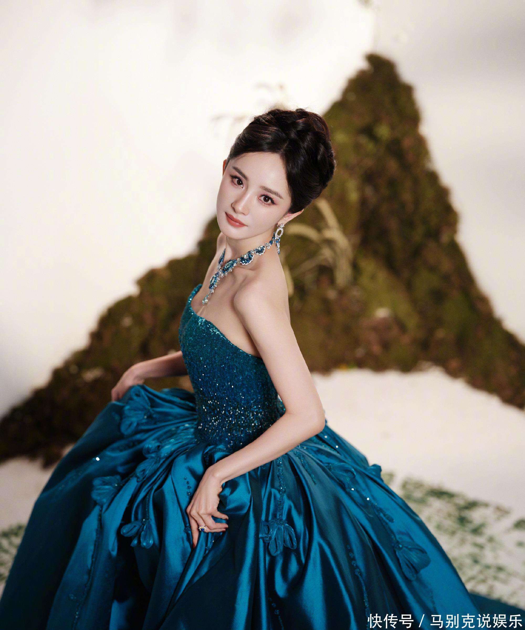 0斤蓝孔雀高定加身气场杀疯了瓦力棋牌游戏杨幂红毯封神！3(图3)