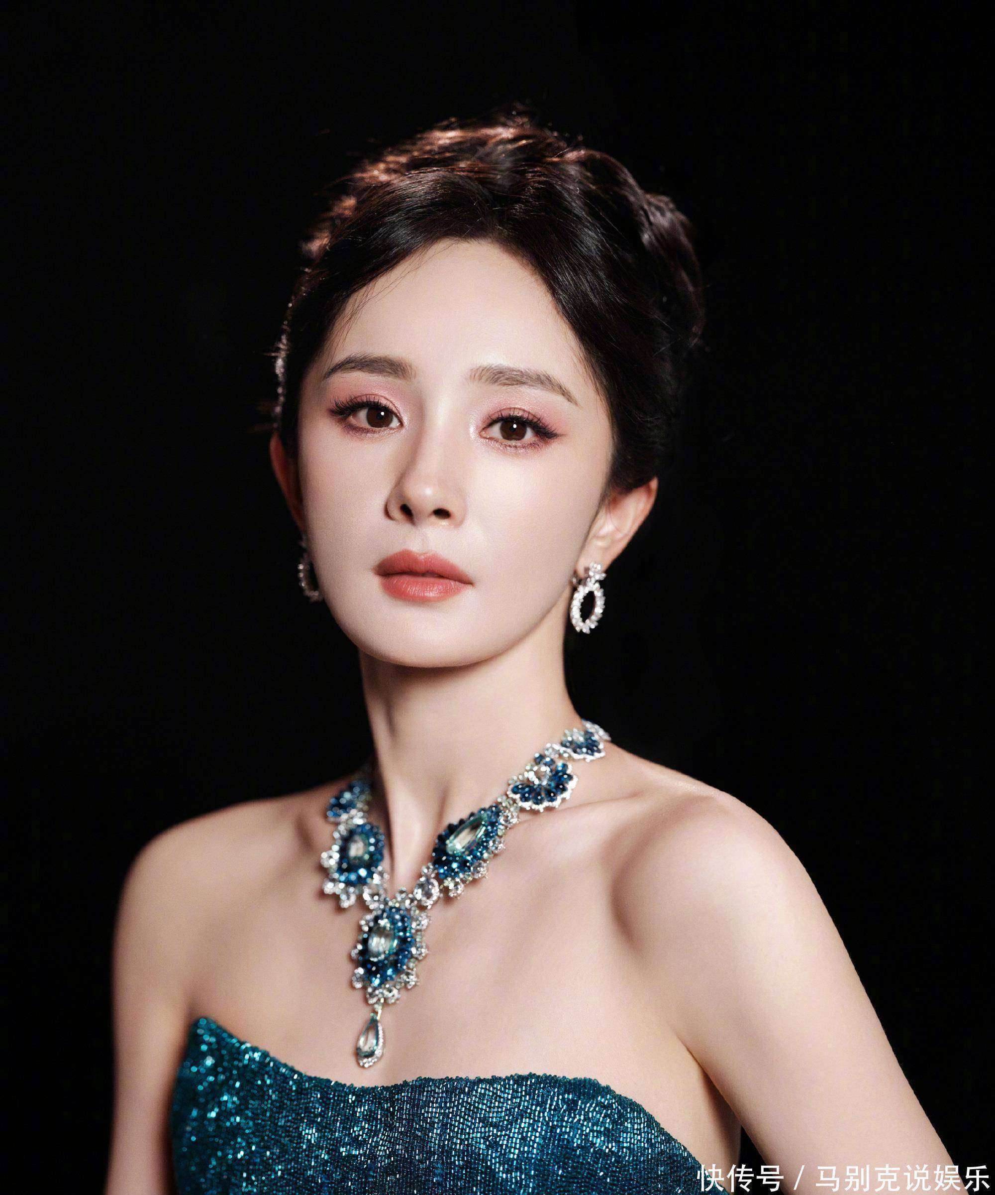 0斤蓝孔雀高定加身气场杀疯了瓦力棋牌游戏杨幂红毯封神！3(图4)