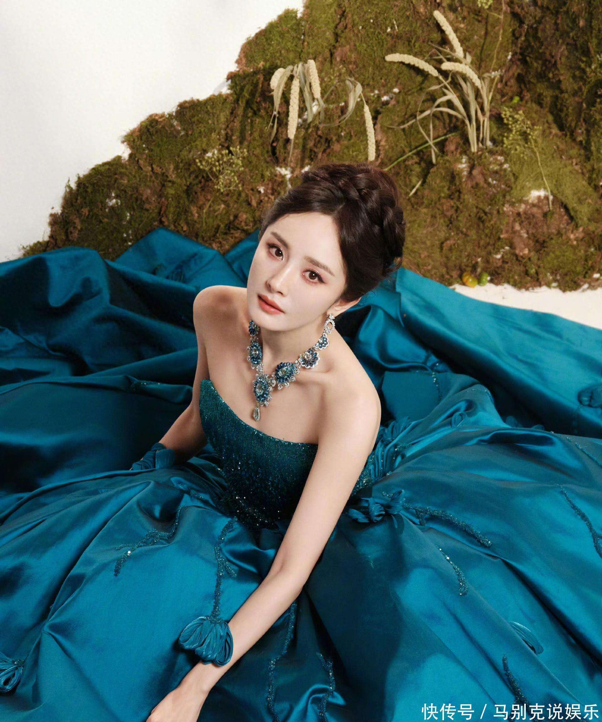 0斤蓝孔雀高定加身气场杀疯了瓦力棋牌游戏杨幂红毯封神！3(图5)